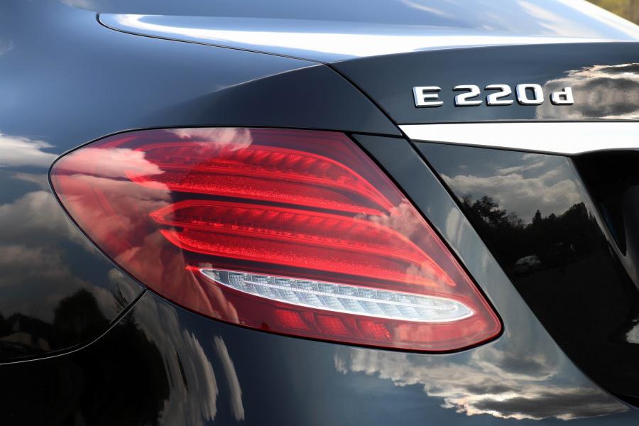 Детали экстерьера Mercedes-Benz E220 d AMG Line 2016 года  (WW) (фото 10 из 19)